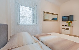 Apartments and rooms Perla