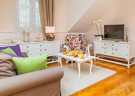 Apartments and rooms Perla