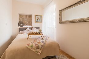 Apartments and rooms Perla