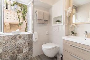 Apartments and rooms Perla