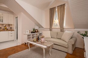 Apartments and rooms Perla