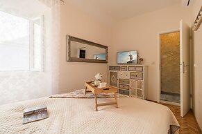 Apartments and rooms Perla