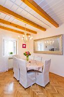 Apartments and rooms Perla