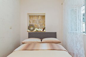 Apartments and rooms Perla