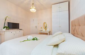 Apartments and rooms Perla