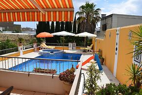 Central villa apartment pool & parking
