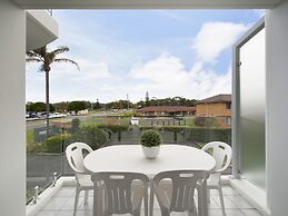 9 Cirrus at Fingal Bay