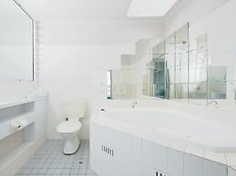 9 Cirrus at Fingal Bay