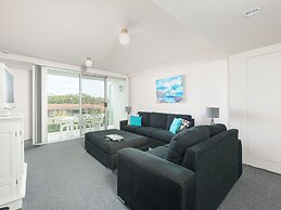 9 Cirrus at Fingal Bay