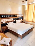 Pops Hotel & Restaurant