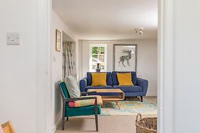Danny Lodge | By Huluki Sussex Stays