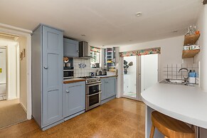 Danny Lodge | By Huluki Sussex Stays