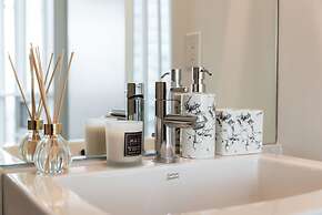 QuickStay - Elegant & Modern Condo, CN Tower Views