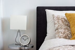 QuickStay - Elegant & Modern Condo, CN Tower Views