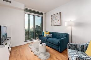 QuickStay - Elegant & Modern Condo, CN Tower Views
