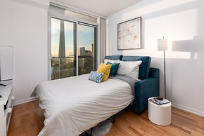 QuickStay - Elegant & Modern Condo, CN Tower Views