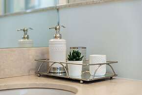 QuickStay - Elegant & Modern Condo, CN Tower Views