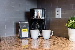 QuickStay - Elegant & Modern Condo, CN Tower Views