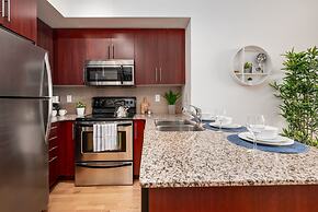 QuickStay - Elegant & Modern Condo, CN Tower Views