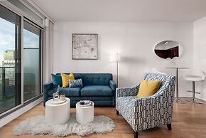 QuickStay - Elegant & Modern Condo, CN Tower Views