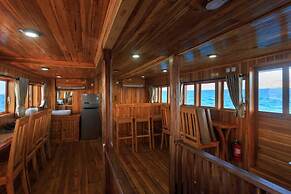 Helena Liveaboard