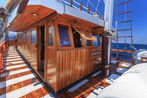Helena Liveaboard