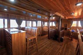 Helena Liveaboard