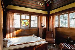 Highland Haven Creekside Inn
