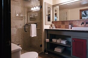 Highland Haven Creekside Inn