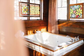 Highland Haven Creekside Inn