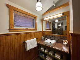 Highland Haven Creekside Inn