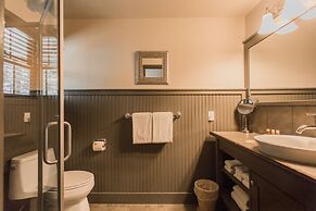 Highland Haven Creekside Inn