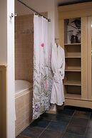 Highland Haven Creekside Inn