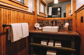 Highland Haven Creekside Inn