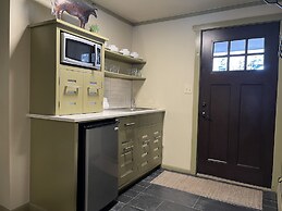 Highland Haven Creekside Inn