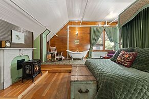 Mccloud Mercantile Hotel