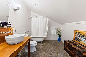 Mccloud Mercantile Hotel