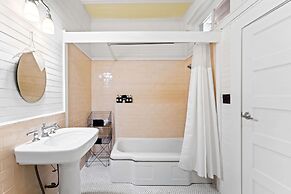 Mccloud Mercantile Hotel