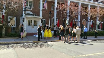 Lowell Inn