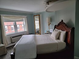 Lowell Inn