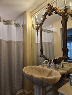 Lowell Inn
