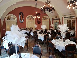 Lowell Inn