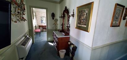 Lowell Inn