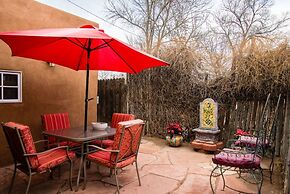 Desert Breeze - Delightful Railyard Adobe, Walk to The Plaza