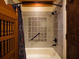 Desert Breeze - Delightful Railyard Adobe, Walk to The Plaza