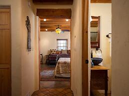 Desert Breeze - Delightful Railyard Adobe, Walk to The Plaza