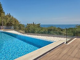 Mont Bleu Luxury Villa