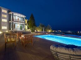 Mont Bleu Luxury Villa