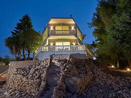 Mont Bleu Luxury Villa