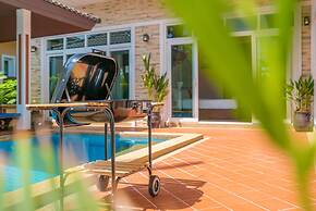 Rawai Private Villas - Pool and Garden